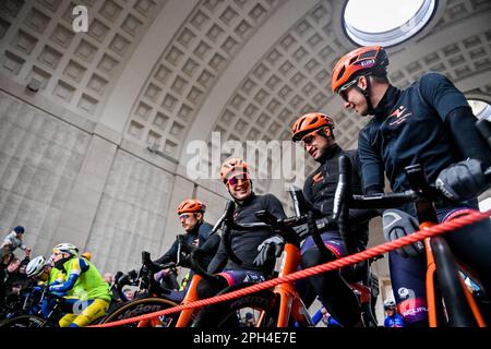 Wevelgem, Belgique. 26th mars 2023. L'illustration montre le début de la course cycliste hommes Gent-Wevelgem - en Flandre Fields, 260, à 9 km d'Ieper à Wevelgem, dimanche 26 mars 2023. BELGA PHOTO DIRK WAEM crédit: Belga News Agency/Alay Live News Banque D'Images