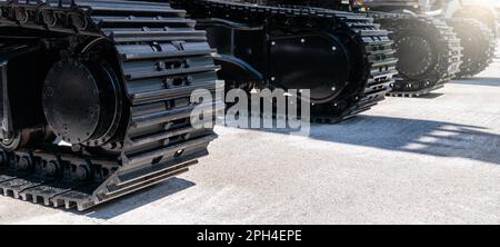 Gros plan sur les chenilles des pelles hydrauliques de construction. Photo de haute qualité Banque D'Images