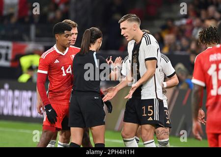 Mayence, Allemagne. 25th mars 2023. L'arbitre Maria Sole CAPUTI discute avec Nico SCHLOTTERBECK (GER). Football Laenderspiel Allemagne (GER) - Pérou 2-0, on 25 mars 2023, MEWA Arena Mayence? Credit: dpa/Alay Live News Banque D'Images