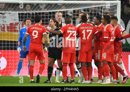 Mayence, Allemagne. 25th mars 2023. Refereein Maria Sole CAPUTI règle les différends, la formation de paquet. Soccer Laenderspiel Allemagne (GER) - Pérou 2-0 sur 25 mars 2023, MEWA Arena Mayence? Credit: dpa/Alay Live News Banque D'Images