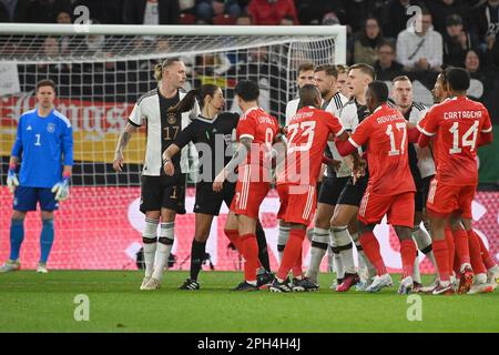 Mayence, Allemagne. 25th mars 2023. Refereein Maria Sole CAPUTI règle les différends, la formation de paquet. Soccer Laenderspiel Allemagne (GER) - Pérou 2-0 sur 25 mars 2023, MEWA Arena Mayence? Credit: dpa/Alay Live News Banque D'Images