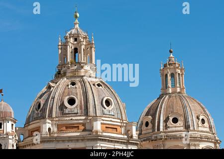 Dômes des églises de Santa Maria di Loreto (à gauche) et SS. Nome di Maria, Rome, Italie Banque D'Images