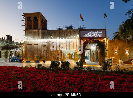 Vue de nuit sur le salon de thé arabe dans le quartier historique d'Al Fahidi, Dubaï, Émirats arabes Unis. Banque D'Images