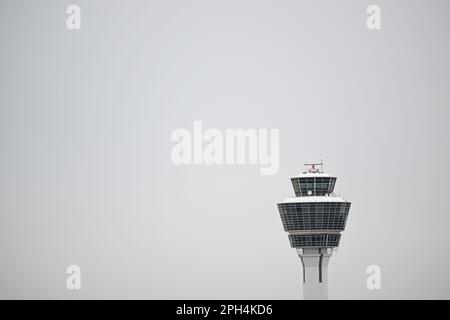 Munich, Allemagne. 26th mars 2023. Le ciel au-dessus de la tour de l'aéroport de Munich est vide. L'aéroport de Munich est déjà en grève un jour avant la grande grève d'avertissement qui paralysera de grandes parties des transports en commun lundi prochain. Les services ferroviaires interurbains, les aéroports, les bus et les trains dans sept États allemands sont touchés. Credit: Angelika Warmuth/dpa/Alamy Live News Banque D'Images