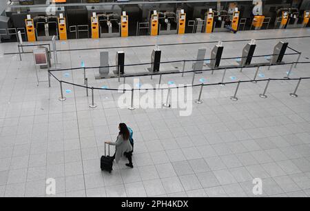 Munich, Allemagne. 26th mars 2023. Un passager pousse son tramway à travers l'aéroport vide de Munich. L'aéroport de Munich est déjà en grève un jour avant la grande grève d'avertissement qui paralysera de grandes parties des transports en commun lundi prochain. Les services ferroviaires interurbains, les aéroports, les bus et les trains dans sept États allemands sont touchés. Credit: Angelika Warmuth/dpa/Alamy Live News Banque D'Images