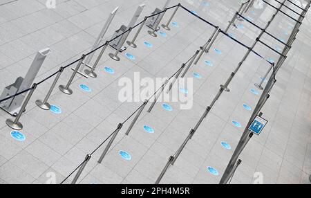 Munich, Allemagne. 26th mars 2023. Le vide est visible à l'aéroport de Munich en face de l'enregistrement. L'aéroport de Munich est déjà en grève un jour avant la grande grève d'avertissement qui paralysera de grandes parties des transports en commun lundi prochain. Les services ferroviaires interurbains, les aéroports, les bus et les trains dans sept États allemands sont touchés. Credit: Angelika Warmuth/dpa/Alamy Live News Banque D'Images