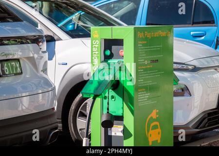 Quartier des affaires d'Adélaïde, Australie - 23 août 2019 : station de charge de chargement EV Charger dans le centre-ville d'Adélaïde, sur Franklin Street, en une journée Banque D'Images