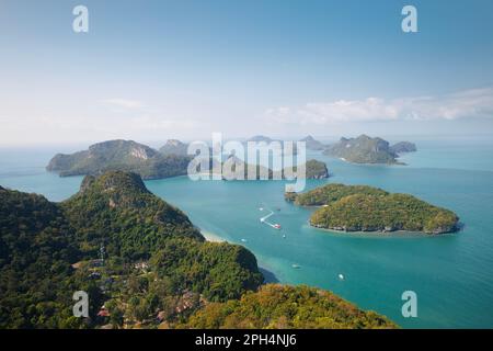 Groupe d'îles tropicales en mer. Parc marin national ANG Thong près de Koh Samui en Thaïlande. Banque D'Images