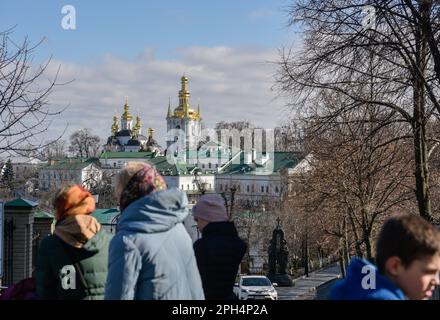 Vue sur la Lavra Kiev-Pechersk. L'Ukraine ordonne à l'Eglise orthodoxe ukrainienne de quitter le monastère historique de Kiev-Pecherska larva. Le 10 mars 2023, le ministère ukrainien de la Culture a publié une déclaration disant que la Réserve nationale 'Kyiv-Pechersk Lavra' a envoyé un avertissement au monastère Kyiv-Pechersk Lavra de l'Église orthodoxe ukrainienne (Patriarcat de Moscou) À propos de la fin d'un accord de juillet 2013 sur la libre utilisation des bâtiments religieux et autres biens appartenant à l'État par une organisation religieuse, ajoutant que l'Église orthodoxe ukrainienne doit libérer les locaux appartenant à l'État Banque D'Images