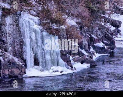 Chute d'eau gelée au-dessus des rochers à l'Interstate State Park à St. Croix Falls, Wisconsin, États-Unis. Banque D'Images