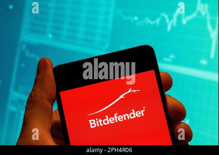 Chine. 19th févr. 2023. Dans cette illustration, le logo de la société roumaine de cybersécurité et d'anti-virus Bitdefender s'affiche sur un smartphone avec un graphique d'indice boursier économique en arrière-plan. Crédit : SOPA Images Limited/Alamy Live News Banque D'Images