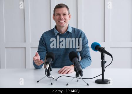 Homme d'affaires qui donne un entretien lors d'un événement officiel Banque D'Images