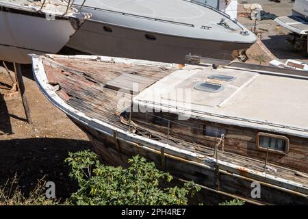 Vieux bateau sur terre avec bois pourri. Photo de haute qualité Banque D'Images