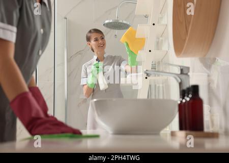 Des femmes de chambre professionnelles nettoient la salle de bains de l'hôtel Banque D'Images