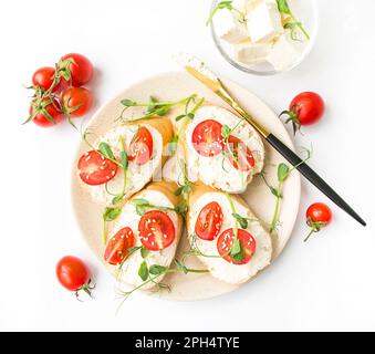 Sandwichs végétariens avec tomates cerises sur fond clair. Une alimentation adéquate. Alimentation. Vue de dessus. Banque D'Images