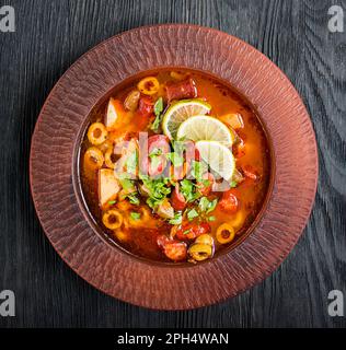 Calaque de viande classique avec viandes fumées. Vue de dessus, gros plan. Banque D'Images