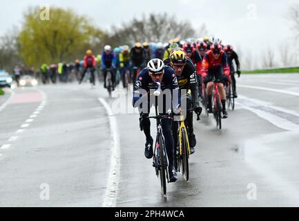 Wevelgem, Belgique. 26th mars 2023. Le pack de cavaliers photographiés en action lors de la course cycliste hommes Gent-Wevelgem - in Flanders Fields, 260, à 9 km d'Ieper à Wevelgem, dimanche 26 mars 2023. BELGA PHOTO DIRK WAEM crédit: Belga News Agency/Alay Live News Banque D'Images