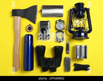 Ensemble d'équipement de voyageur sur fond jaune, plat Banque D'Images