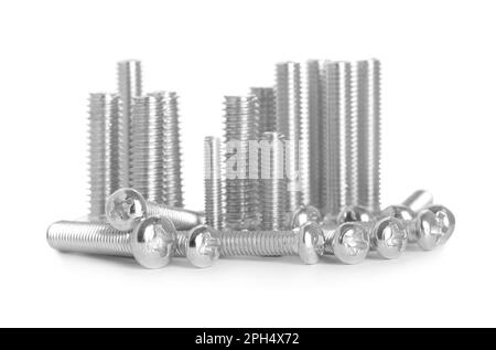Nombreux boulons métalliques différents sur fond blanc Banque D'Images