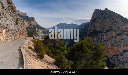 Une route de montagne étroite mène dans le paysage sauvage et accidenté de la gorge du Verdon dans le sud-est de la France Banque D'Images