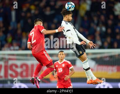 Kevin Schade, DFB 21 concourent pour le ballon, s'attaquer, duel, header, zweikampf, Action, lutte contre Luis Abram, Pérou 2 dans le match amical ALLEMAGNE - PÉROU 2-0 préparation aux Championnats d'Europe 2024 en Allemagne, saison 2022/2023, le 25 mars 2023 à Mayence, Allemagne. © Peter Schatz / Alamy Live News Banque D'Images