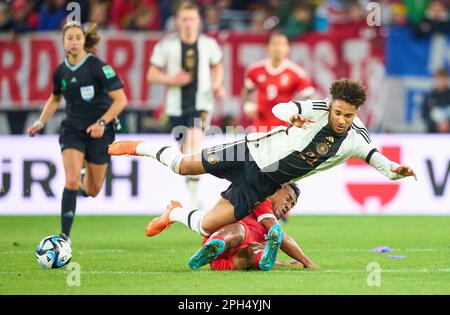 Kevin Schade, DFB 21 concourent pour le ballon, s'attaquer, duel, header, zweikampf, Action, lutte contre Renato Tapia, Pérou 13 dans le match amical ALLEMAGNE - PÉROU 2-0 préparation aux Championnats d'Europe 2024 en Allemagne, saison 2022/2023, le 25 mars 2023 à Mayence, Allemagne. © Peter Schatz / Alamy Live News Banque D'Images