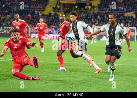 Serge Gnabry, DFB 10 chance pour but, Kevin Schade, DFB 21 concourir pour le ballon, s'attaquer, duel, tête, zweikampf, Action, lutte contre Luis Abram, Pérou 2 Luis Advincula, Pérou 17 Miguel Araujo, Pérou 5 dans le match amical ALLEMAGNE - PÉROU 2-0 préparation pour les championnats d'Europe 2024 en Allemagne, saison 2022/2023, le 25 mars 2023 à Mayence, Allemagne. © Peter Schatz / Alamy Live News Banque D'Images