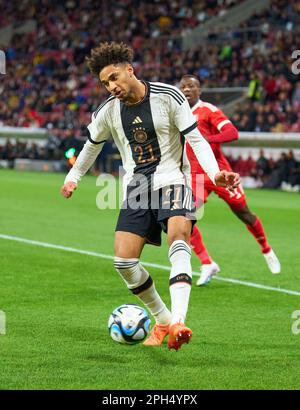 Kevin Schade, DFB 21 concourent pour le ballon, s'attaquer, duel, header, zweikampf, Action, lutte contre Luis Advincula, Pérou 17 dans le match amical ALLEMAGNE - PÉROU 2-0 préparation aux Championnats d'Europe 2024 en Allemagne, saison 2022/2023, le 25 mars 2023 à Mayence, Allemagne. © Peter Schatz / Alamy Live News Banque D'Images