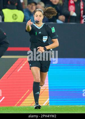 Arbitre Maria Sole Caputi (ITA) donne la pénalité après correction VAR, dans le match amical ALLEMAGNE - PÉROU 2-0 préparation pour les Championnats d'Europe 2024 en Allemagne ,saison 2022/2023, le 25 mars 2023 à Mayence, Allemagne. © Peter Schatz / Alamy Live News Banque D'Images