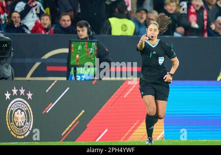 Arbitre Maria Sole Caputi (ITA) donne la pénalité après correction VAR, dans le match amical ALLEMAGNE - PÉROU 2-0 préparation pour les Championnats d'Europe 2024 en Allemagne ,saison 2022/2023, le 25 mars 2023 à Mayence, Allemagne. © Peter Schatz / Alamy Live News Banque D'Images