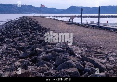 Large promenade avec rochers le long du lac gelé Pepin avec un drapeau et des bancs pour admirer le magnifique paysage à la marina de Pepin à Pepin, Wisc. Banque D'Images