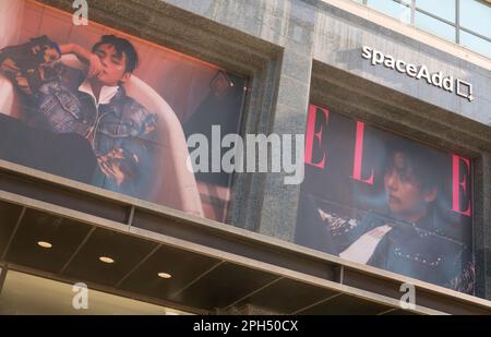 BTS V, 26 mars 2023 : des pancartes montrant le BTS V dans LE numéro D'avril DE ELLE Corée sont présentées sur le bâtiment de House of Luxury & Lifestyle (HLL) à Séoul, en Corée du Sud. Credit: Lee Jae-won/AFLO/Alay Live News Banque D'Images