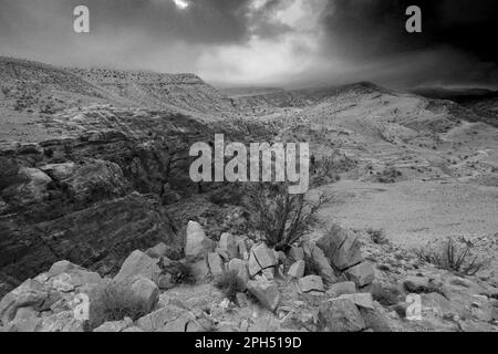 La vallée de la rivière sèche de Wadi Feid, Jabal a fait, région d'Al-Shalat en Jordanie, Moyen-Orient Banque D'Images