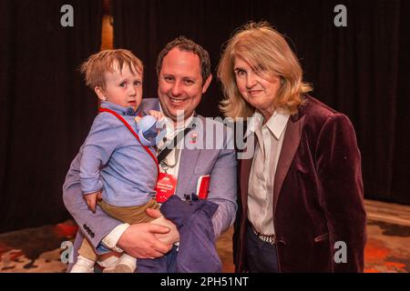 Cork, Irlande. 26th mars 2023. C'est aujourd'hui le dernier jour de la Conférence du Parti travailliste de 72nd à l'hôtel Silver Springs de Cork. L'ancienne Tánaiste et chef du Parti travailliste, Joan Burton, est photographiée à la conférence avec Charlie Horgan, 3 ans, et Peter, père de Charlie. Crédit : AG News/Alay Live News Banque D'Images