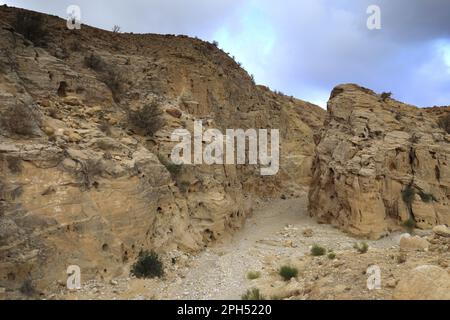 La vallée de la rivière sèche de Wadi Feid, Jabal a fait, région d'Al-Shalat en Jordanie, Moyen-Orient Banque D'Images