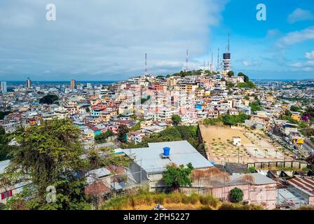 Colline de Santa Ana à Guayaquil, Equateur, Amérique du Sud, une colline emblématique pleine de maisons colorées qui était autrefois négligé et maintenant c'est une attraction célèbre Banque D'Images