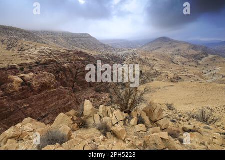 La vallée de la rivière sèche de Wadi Feid, Jabal a fait, région d'Al-Shalat en Jordanie, Moyen-Orient Banque D'Images