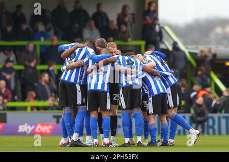 Nailsworth, Royaume-Uni. 26th mars 2023. Les joueurs de Sheffield Wednesday forment un caucus lors du match Sky Bet League 1 Forest Green Rovers vs Sheffield Wednesday au New Lawn, Nailsworth, Royaume-Uni, 26th mars 2023 (photo de Gareth Evans/News Images) à Nailsworth, Royaume-Uni, le 3/26/2023. (Photo de Gareth Evans/News Images/Sipa USA) Credit: SIPA USA/Alay Live News Banque D'Images