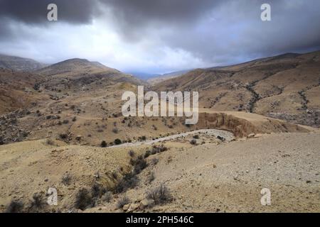 La vallée de la rivière sèche de Wadi Feid, Jabal a fait, région d'Al-Shalat en Jordanie, Moyen-Orient Banque D'Images