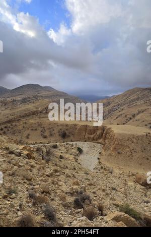 La vallée de la rivière sèche de Wadi Feid, Jabal a fait, région d'Al-Shalat en Jordanie, Moyen-Orient Banque D'Images