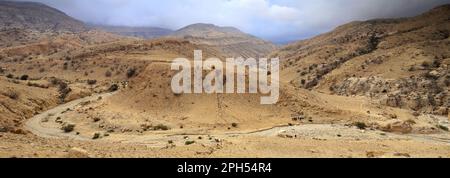 La vallée de la rivière sèche de Wadi Feid, Jabal a fait, région d'Al-Shalat en Jordanie, Moyen-Orient Banque D'Images