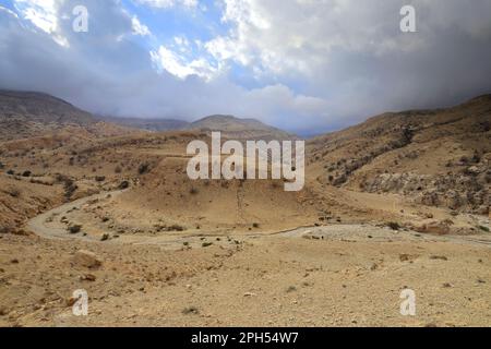 La vallée de la rivière sèche de Wadi Feid, Jabal a fait, région d'Al-Shalat en Jordanie, Moyen-Orient Banque D'Images