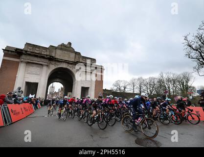 Wevelgem, Belgique. 26th mars 2023. Le pack de cavaliers photographiés au début de la course féminine de vélo Gent-Wevelgem - dans Flanders Fields, 162, à 5 km d'Ieper à Wevelgem, dimanche 26 mars 2023. BELGA PHOTO DAVID PINTENS crédit: Belga News Agency/Alay Live News Banque D'Images