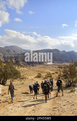 Marcheurs dans la vallée de Shkaret Mseid, Wadi Musa, centre-sud de la Jordanie, Moyen-Orient Banque D'Images