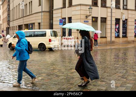 Les personnes avec des parasols traversent une ville européenne sous la pluie. Dresde, Allemagne - 05.20.2019 Banque D'Images