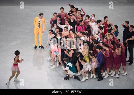Saitama, Japon. 26th mars 2023. Les patineurs se préparent à prendre des photos après le gala de l'exposition des Championnats de patinage artistique Wrold de l'UIP qui s'est tenu à Saitama Super Arena à Saitama, au Japon, en 26 mars 2023. Crédit: Pablo Morano/Xinhua/Alay Live News Banque D'Images