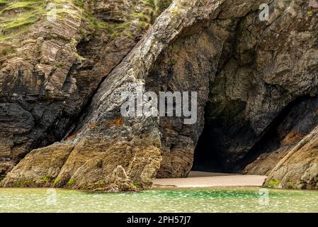 Vue rapprochée de l'une des grottes côtières de la plage de Maghera, comté de Donegal, Irlande Banque D'Images