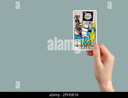 Mort, carte de tarot en main. Arrière-plan de bannière avec espace de copie pour le texte. Banque D'Images