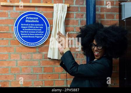 Southend Victoria Station, Southend on Sea, Essex, Royaume-Uni. 26th mars 2023. Une plaque bleue a été dévoilée par le projet de commémoration des femmes d’Essex pour la princesse Dinubolu du Sénégal, la première femme de couleur à participer à un concours de beauté britannique. La Princesse aurait envoyé un télégramme à l'organisateur pour la demande de l'événement de 1908 à Southend: «N'a pas été autorisée à participer au salon de beauté de Yarmouth en raison de la couleur. Avez-vous une règle m'interdisant ? Je suis du chocolat léger.» La première interdiction a été annulée et elle a été perdue de la gare. Elsa James a dévoilé la plaque Banque D'Images