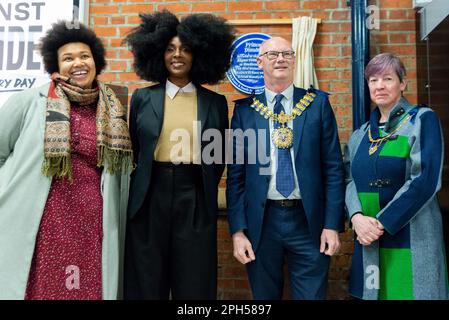 Southend Victoria Station, Southend on Sea, Essex, Royaume-Uni. 26th mars 2023. Une plaque bleue a été dévoilée par le projet de commémoration des femmes d’Essex pour la princesse Dinubolu du Sénégal, la première femme de couleur à participer à un concours de beauté britannique. La Princesse aurait envoyé un télégramme à l'organisateur pour la demande de l'événement de 1908 à Southend: «N'a pas été autorisée à participer au salon de beauté de Yarmouth en raison de la couleur. Avez-vous une règle m'interdisant ? Je suis du chocolat léger.» L'interdiction initiale a été annulée et elle a été perlée de la gare à Southend pour se rendre à un hôtel en bord de mer Banque D'Images